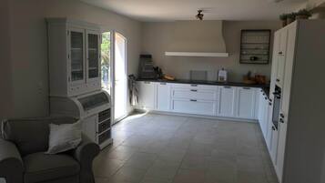 Lemari es, microwave, oven, dan mesin pencuci piring