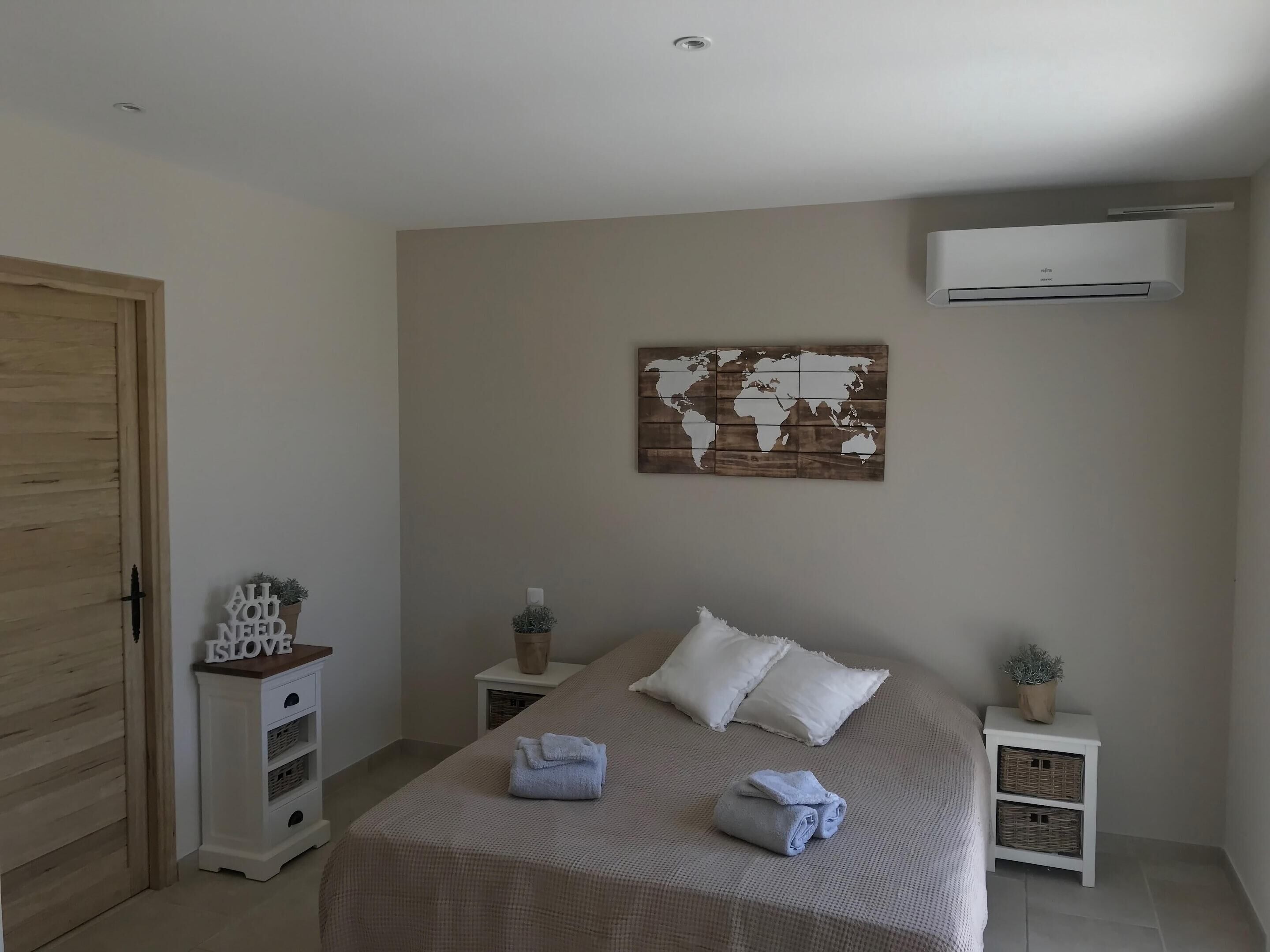 11 kamar tidur dan dilengkapi dengan perabotan berbeda-beda