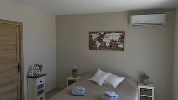 11 kamar tidur dan dilengkapi dengan perabotan berbeda-beda