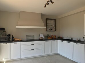 Fridge, microwave, oven, dishwasher - Contemporary Villa With Swimming Pool (Le Muy)