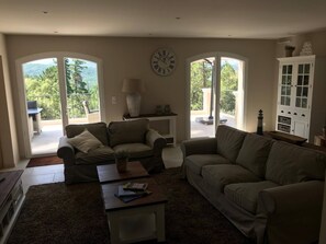 經典獨棟房屋, 多間臥室 | 客廳 |  DVD 播放機