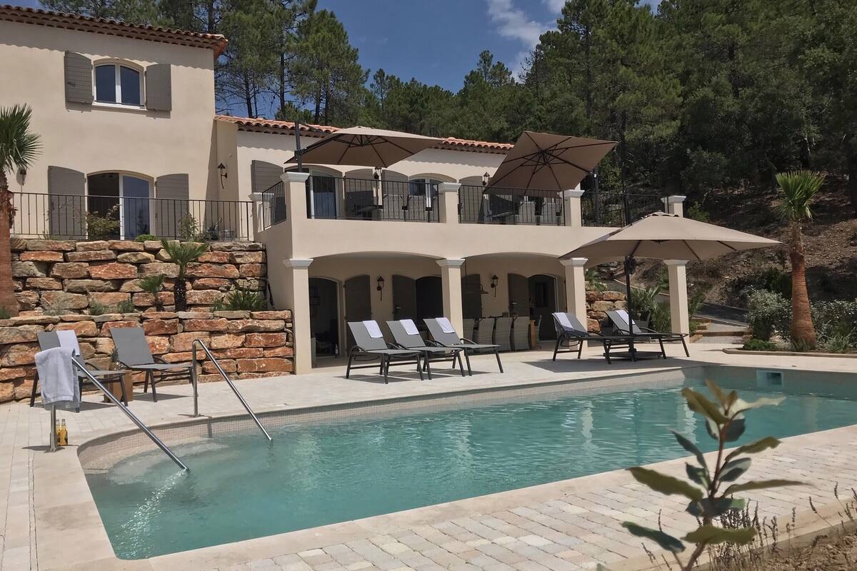 Casa Confort, varias habitaciones | Piscina | Una piscina cubierta, una piscina al aire libre
