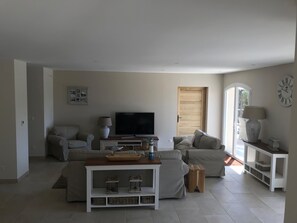 DVD player - Contemporary Villa With Swimming Pool (Le Muy)