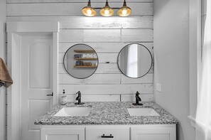 Sèche-cheveux, serviettes fournies, savon, shampoing