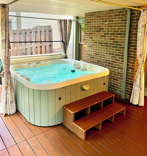 Huge 6 bed 5 bath house with HOT TUB -ideal for large family-friends gatherings