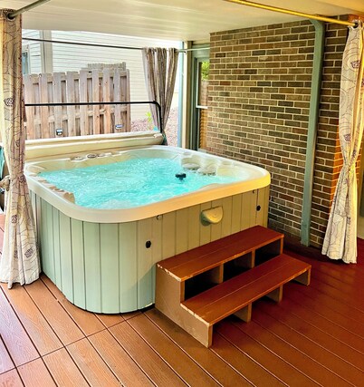 Huge 6 bed 5 bath house with HOT TUB -ideal for large family-friends gatherings