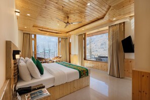 Muebles diferentes, escritorio y cortinas blackout 