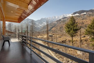 Muebles diferentes, escritorio y cortinas blackout 