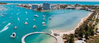 Coastal lifestyle for the whole family! Just a 10 minute walk. Beach life! 