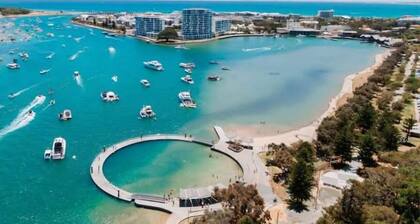 Coastal lifestyle for the whole family! Just a 10 minute walk. Beach life!