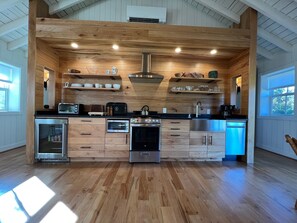 Fridge, microwave, oven, stovetop - Aftonshire Cottage - Heart of Afton's Wine Region (Afton)