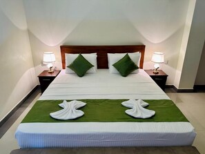 9 bedrooms, desk, WiFi, bed sheets