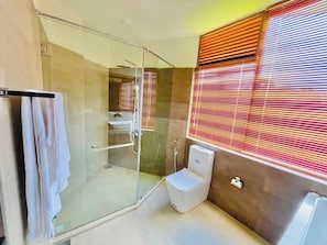 Shower, towels, soap, shampoo - Located in Galle, 2.5 km from  Beach, Fortwill City Hotel provide accommodation  (Galle)