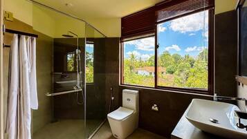 Een douche, handdoeken, zeep, shampoo