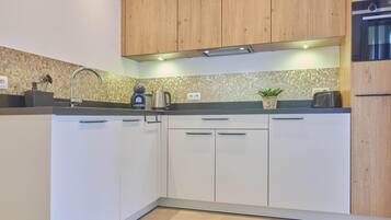 Køleskab, mikrobølgeovn, kogeplade, opvaskemaskine