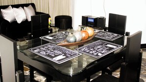 Una mesa de comedor con individuales negros con texto y un centro de mesa decorativo.