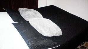 A bed with a black mattress and a white pillow. - Cozy apartment in downtown Pereira (Pereira)