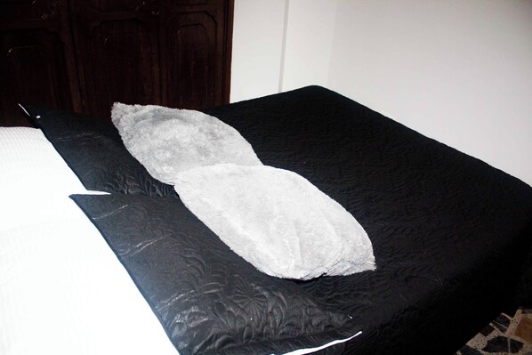 3 chambres, fer et planche à repasser, Wi-Fi, draps fournis