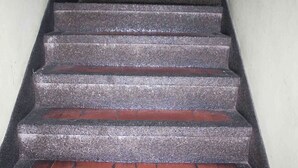 A staircase with stone steps and red-tiled risers. - Cozy apartment in downtown Pereira (Pereira)