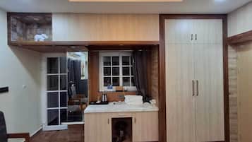 Superior Double Room, City View | Living area