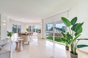 TV - VILLA AZAHAR RETREAT (Marbella)
