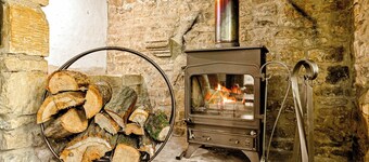 Milk Jug Cottage - Hot Tub Packages Available