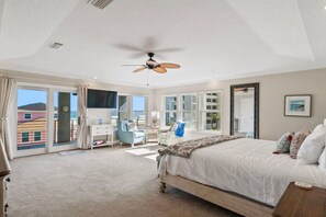 5 soverom, skrivebord, strykejern/-brett og reiseseng for barn