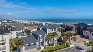 Zona residencial costera con casas y vistas a la playa.