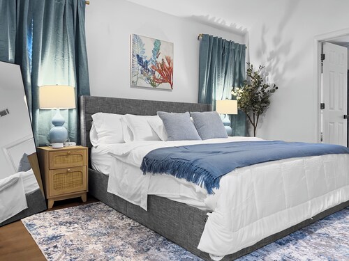 4BR Near Airport - King Bed, Beauty Bar, & Parking