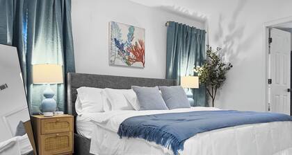 4BR Near Airport - King Bed, Beauty Bar, & Parking