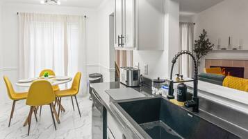 Køleskab, mikrobølgeovn, ovn, kogeplade