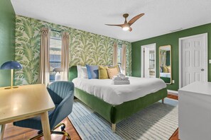 4 soverom, skrivebord, strykejern/-brett og reiseseng for barn