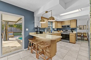 Kjøleskap, mikrobølgeovn, ovn og kokeplater