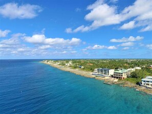 Beach - Modern Oceanfront 3 Bdr Condo /w Pool + Diving (West Bay)