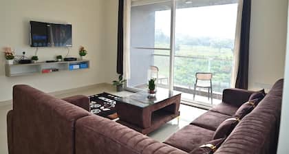 Relax with family at Charming 2bedroom apartmnt with WiFi AC in wonderful Mysore