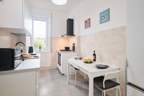 Fridge, microwave, oven, stovetop