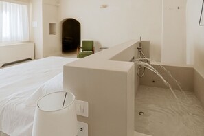 Shower, hair dryer, bidet - Hotel in Brindisi with 1 bedrooms sleeps 2 (Brindisi)