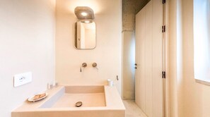 Dutxa, assecador de cabells i bidet 