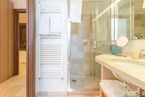Dusche, Haartrockner, Bidet, HandtĂŒcher