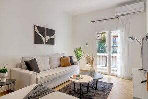 Smart TV - Adorable 2BR Apartment in Neos Kosmos (Athina)