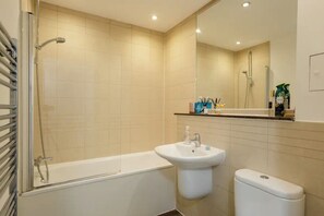 Douche, serviettes fournies, savon, papier toilette