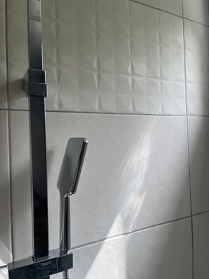 Douche, sèche-cheveux, serviettes fournies, papier toilette