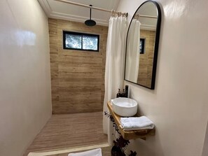 تجهيزات دش، مجففات شعر، مناشف، صابون