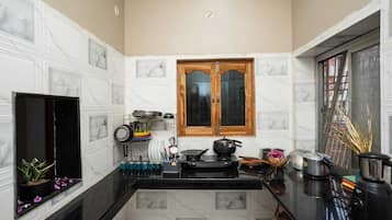 Deluxe Apartment, City View | Private kitchen