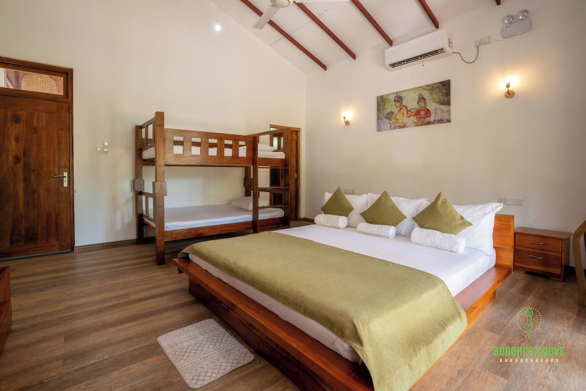 Habitación cuádruple familiar, vista al lago | Escritorio, espacio para trabajar con laptop y wifi gratis