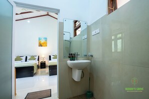 標準三人房 | 浴室 | 淋浴設備、免費梳洗用品、提供毛巾、番梘