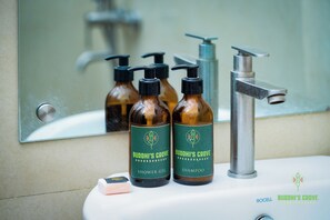 Shower, free toiletries, towels, soap - Buddhi's Grove (Anuradhapura)