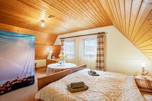 1 bedroom, iron/ironing board, free WiFi, bed sheets - Apartment 'Retro Mit Schlossblick' with Mountain View, Shared Terrace and Wi-Fi (Altensteig)