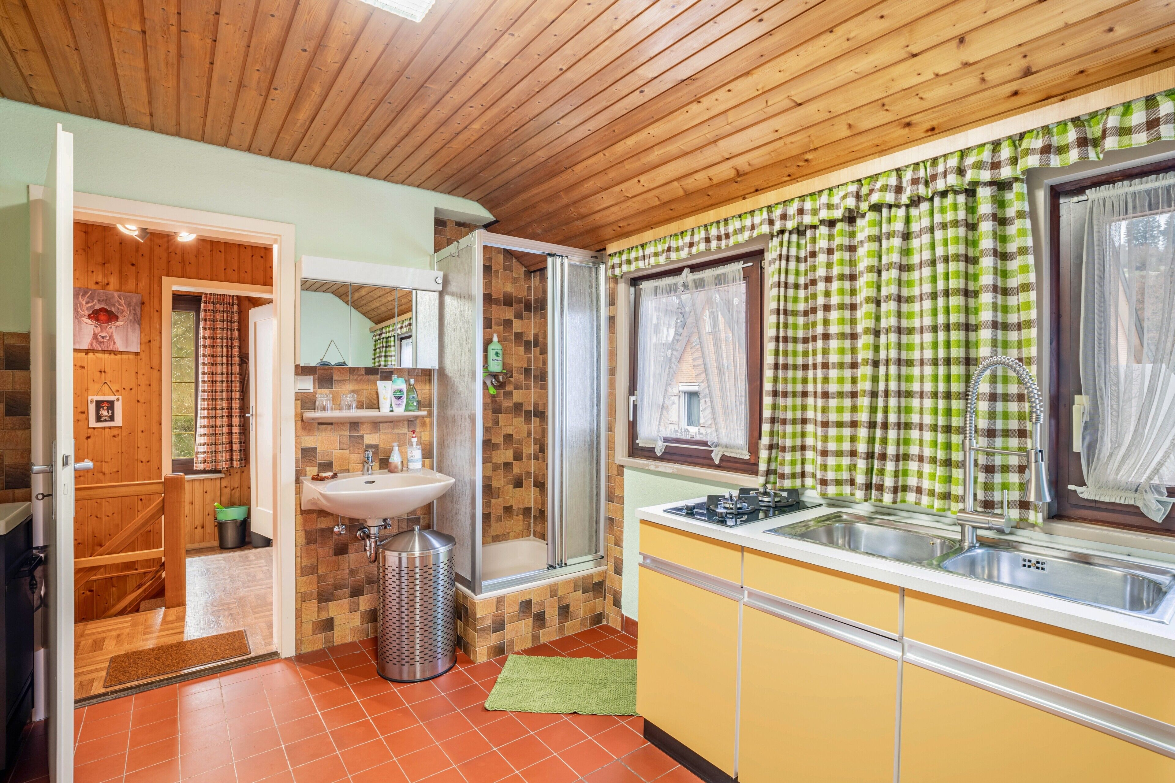 Kühlschrank, Mikrowelle, Herdplatte, Geschirrspüler