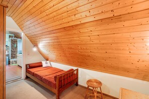 Interior - Apartment 'Retro Mit Schlossblick' with Mountain View, Shared Terrace and Wi-Fi (Altensteig)